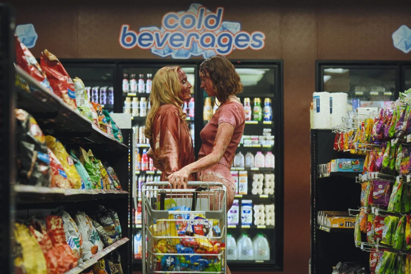 Gillian Anderson y Hannah Einbinder en adolescencia-sexo-y-muerte-en-campamento-miasma