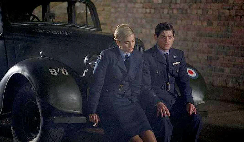 Iwan Rheon y Stefanie Martini en hurricane