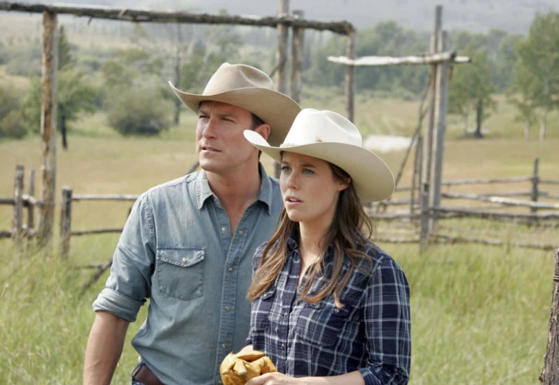 John Corbett y Ashley Williams en Valle de Sombras