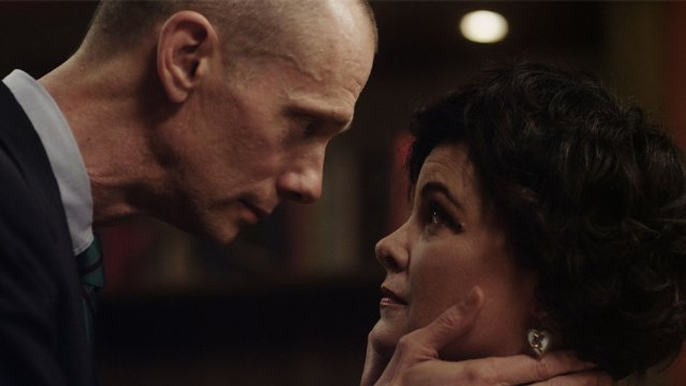 Sherilyn Fenn y Doug Jones en Raze