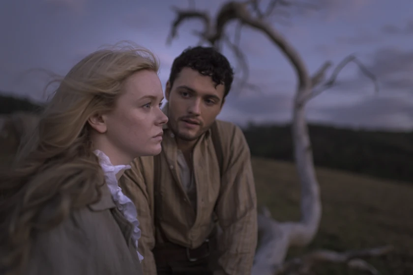 Abigail F. Cowen y Tom Lewis en amor-redentor