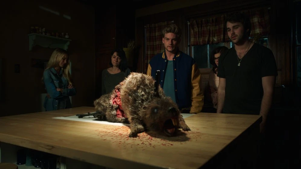 Rachel Melvin, Jake Weary, Hutch Dano y Lexi Atkins en zombeavers-castores-zombies