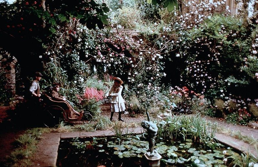 still of movie El Jardín Secreto