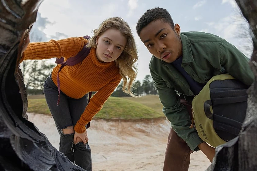 Kylie Rogers y Asante Blackk en paisaje-con-mano-invisible
