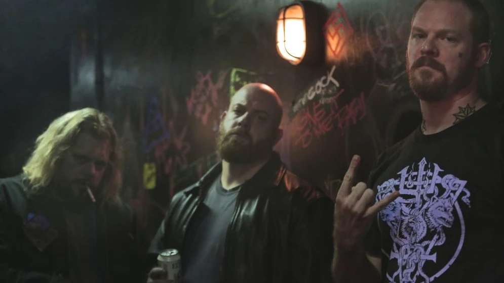 Brent Werzner, Lj Klink y Kasey Brown en green-room