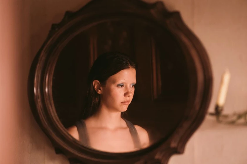 Mia Goth en x-2022