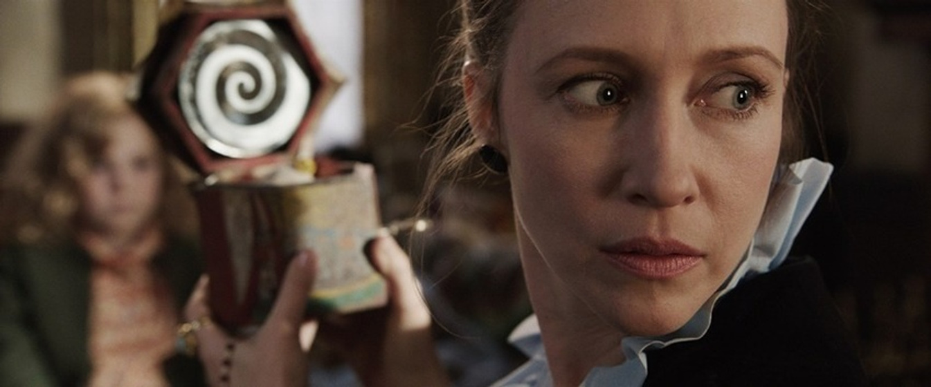 Vera Farmiga y Kyla Deaver en Expediente Warren. The Conjuring
