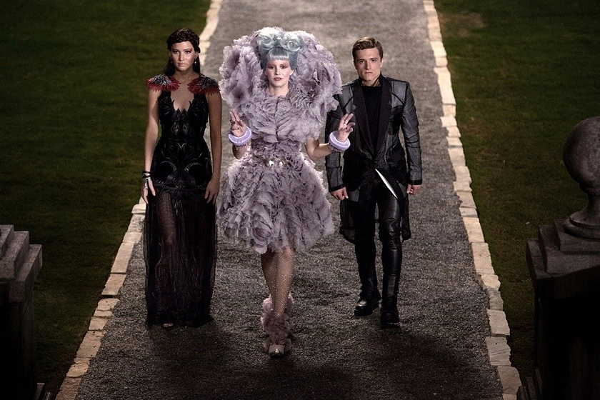 Elizabeth Banks, Josh Hutcherson y Jennifer Lawrence en Los Juegos del Hambre. En Llamas