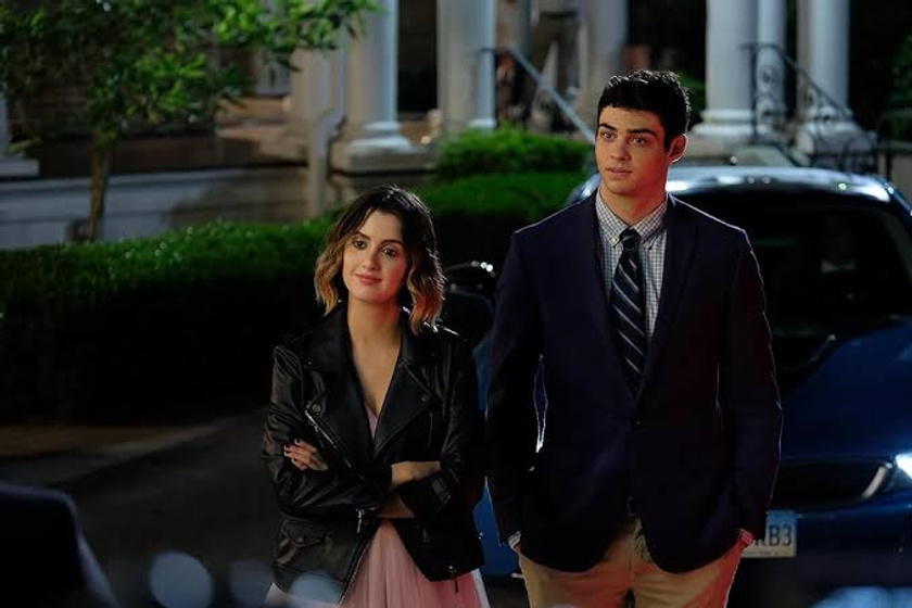 Laura Marano y Noah Centineo en la-cita-perfecta