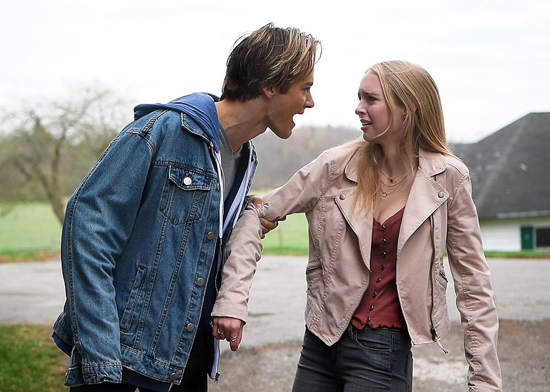 Jessica Belkin y Mitchell Hoog en El Precio del Engaño