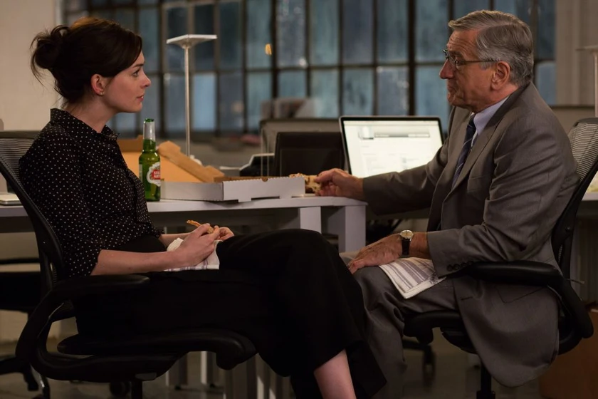 Robert De Niro y Anne Hathaway en el-becario