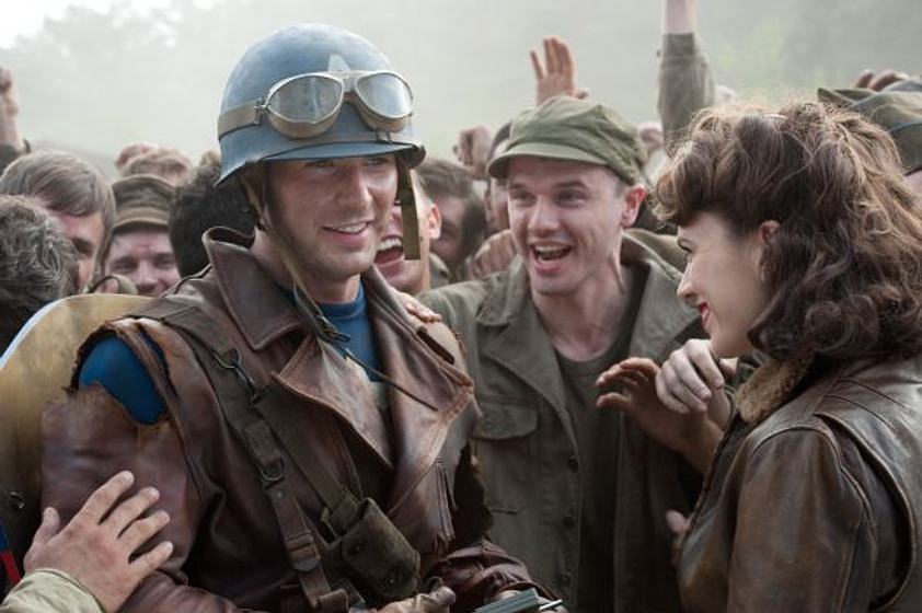 Chris Evans y Hayley Atwell en Capitán América. El primer Vengador