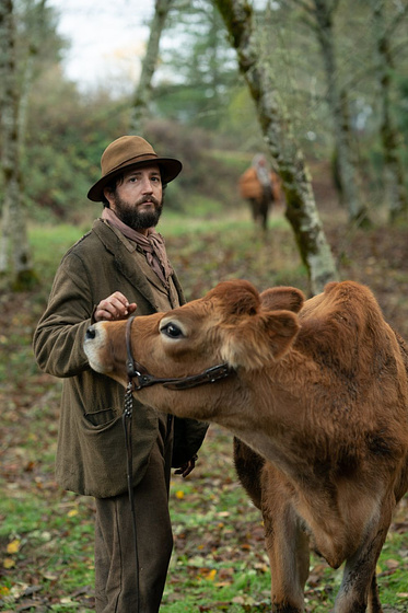 John Magaro en First Cow