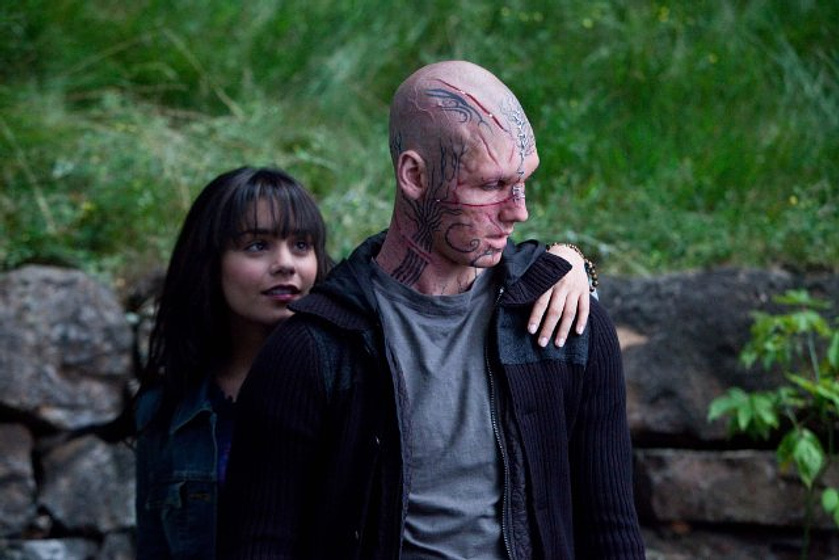 Vanessa Hudgens y Alex Pettyfer en El Corazón de la Bestia