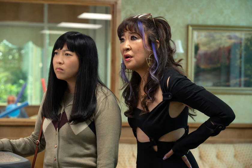 Sandra Oh y Awkwafina en la-reina-de-los-concursos