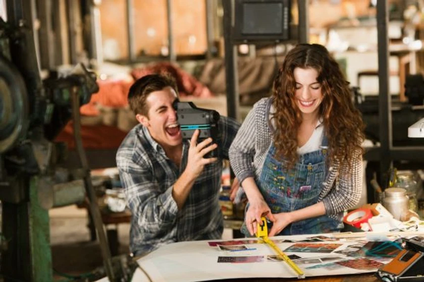 Jake Gyllenhaal y Anne Hathaway en amor-y-otras-drogas