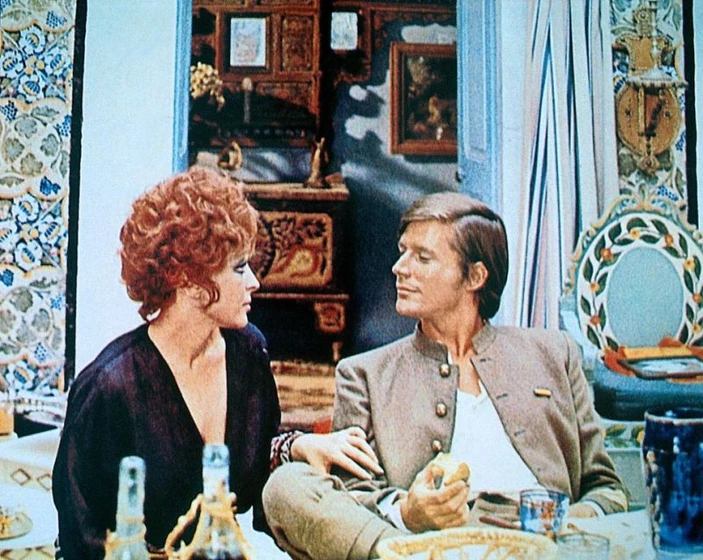 Peter Strauss y Luciana Paluzzi en el-sargento-klems