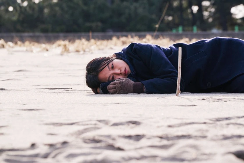 Kim Min-hee en en-la-playa-sola-de-noche