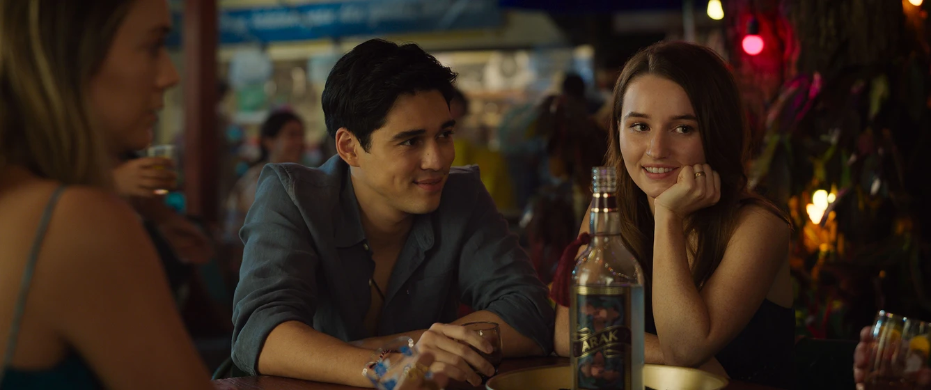 Kaitlyn Dever y Maxime Bouttier en viaje-al-paraiso