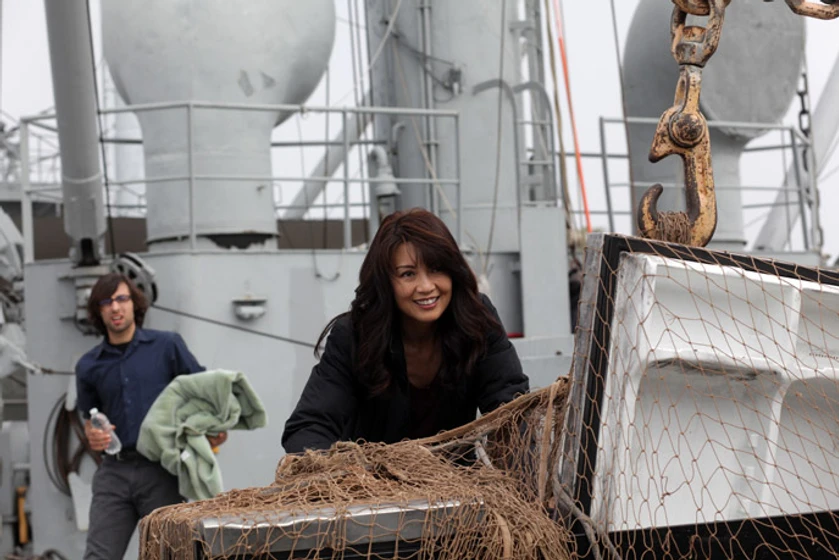 Ming-Na Wen y Mitch Lerner en superciclon