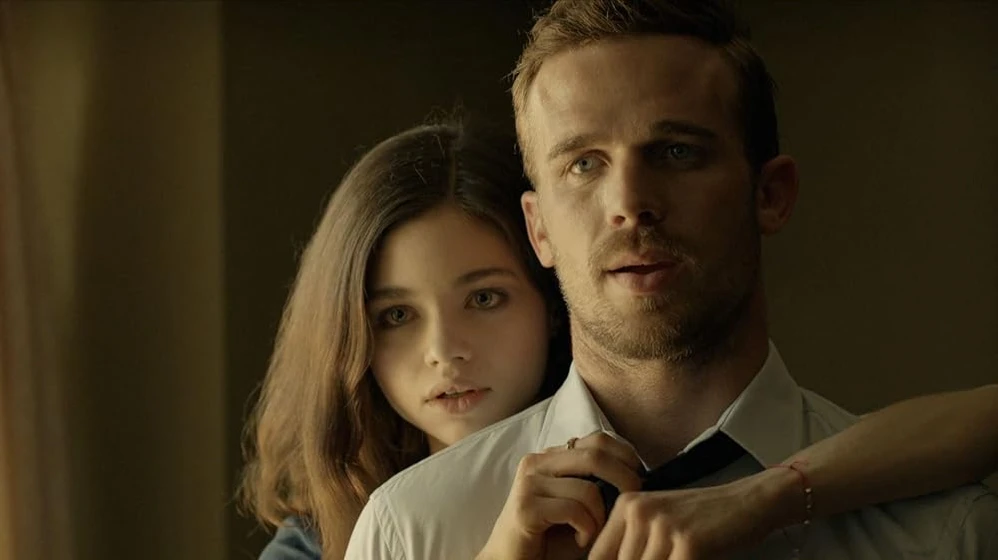 Cam Gigandet y India Eisley en mientras-no-estas