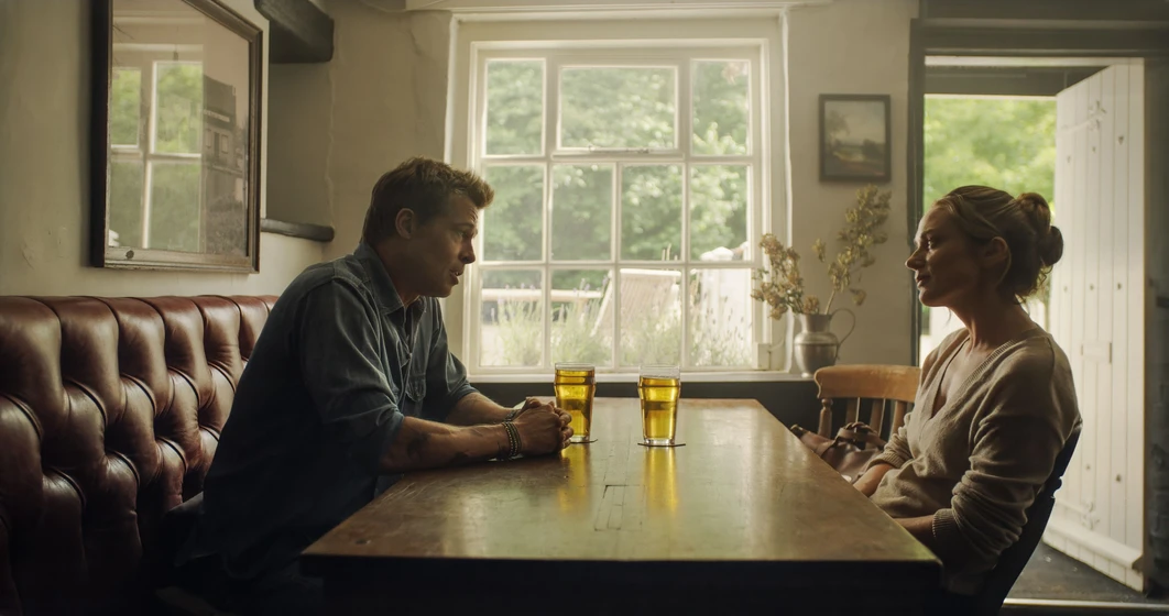 Brad Pitt y Kerry Condon en f1