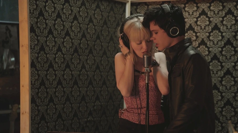 Emily Browning y Xavier Samuel en plush
