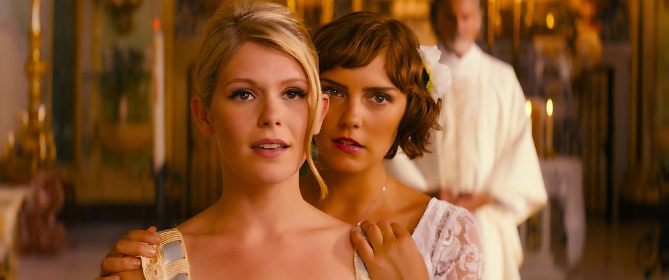 Annabel Scholey y Hannah Arterton en Walking on Sunshine