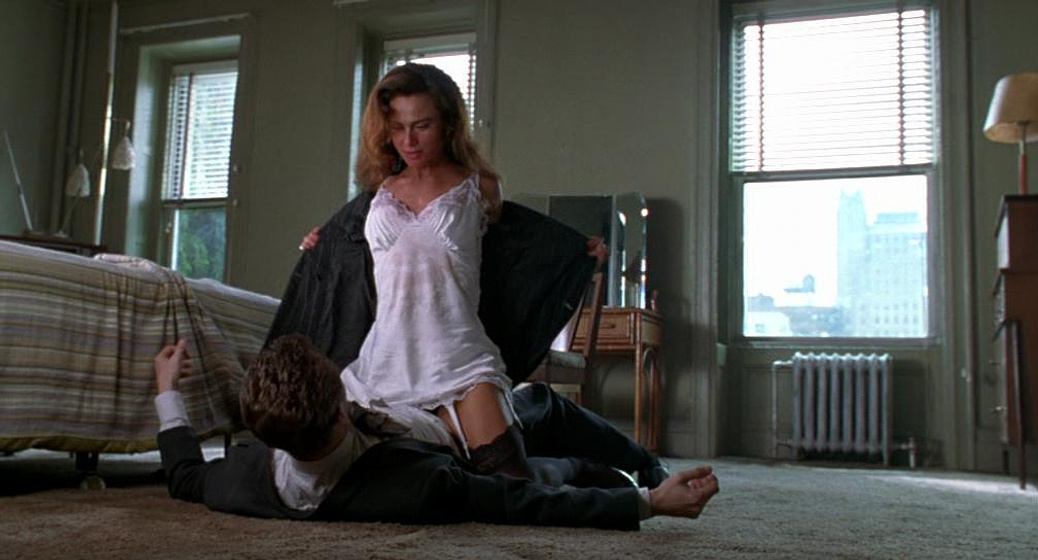 Lena Olin en Doble Juego (Romeo Is Bleeding)