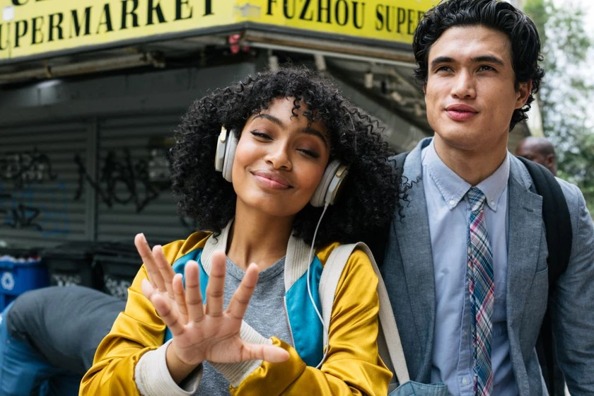 Yara Shahidi y Charles Melton en el-sol-tambien-es-una-estrella