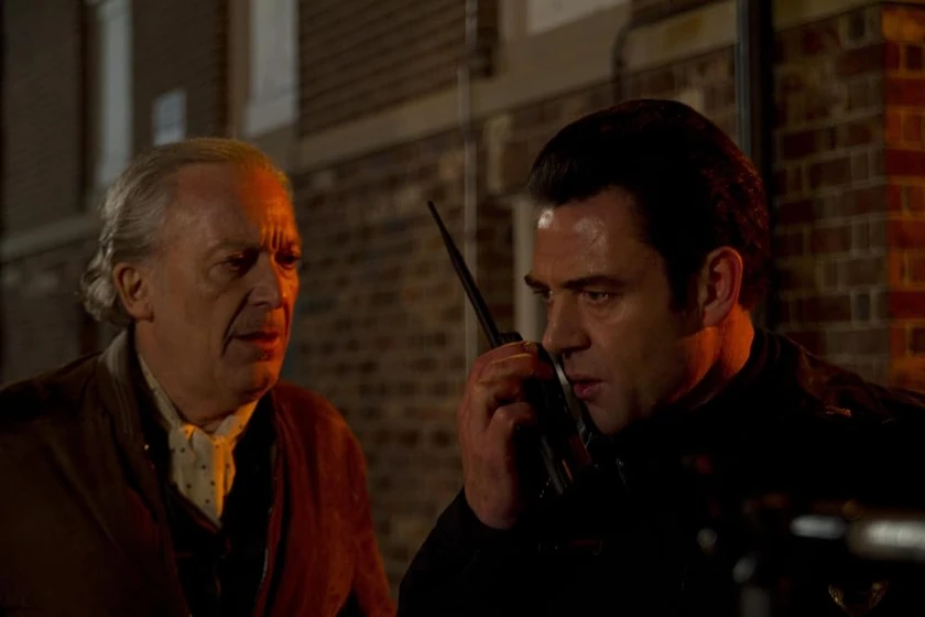 Marton Csokas y Ronald Guttman en el-asedio