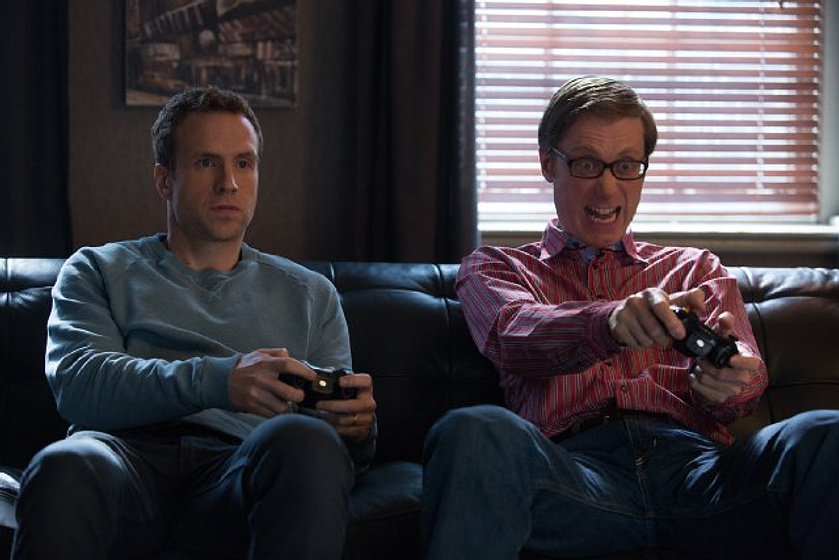 Rafe Spall y Stephen Merchant en Les doy un Año