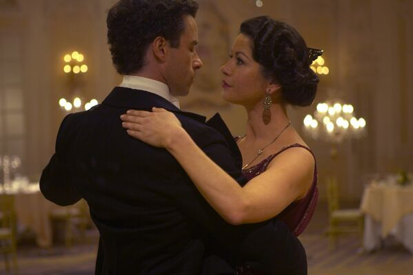 Catherine Zeta-Jones y Guy Pearce en El Último Gran Mago