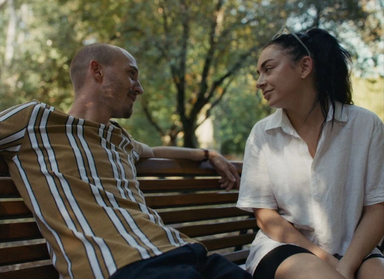 Will Madden y Charli XCX en erupcja