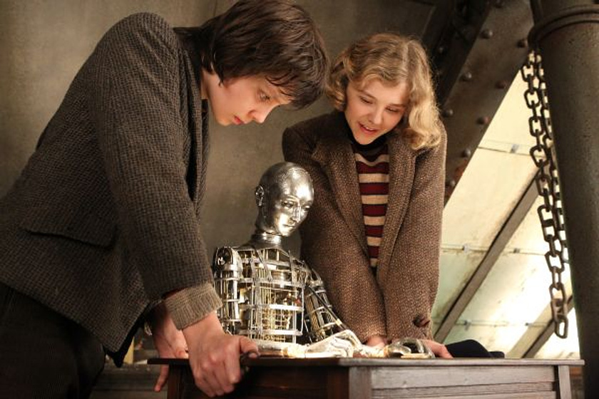 Chloë Grace Moretz y Asa Butterfield en La Invención de Hugo