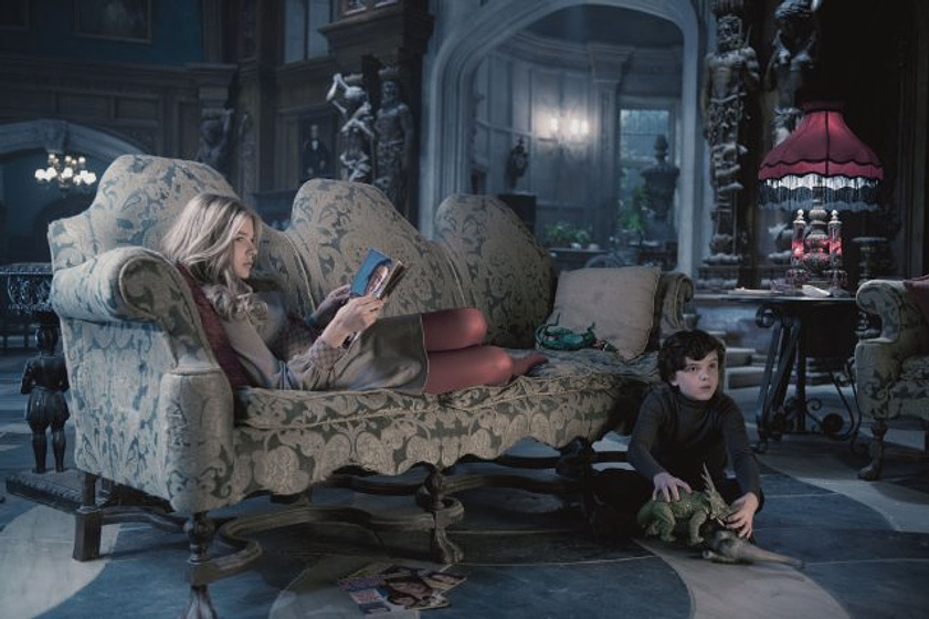 Chloë Grace Moretz y Gulliver McGrath en Sombras tenebrosas