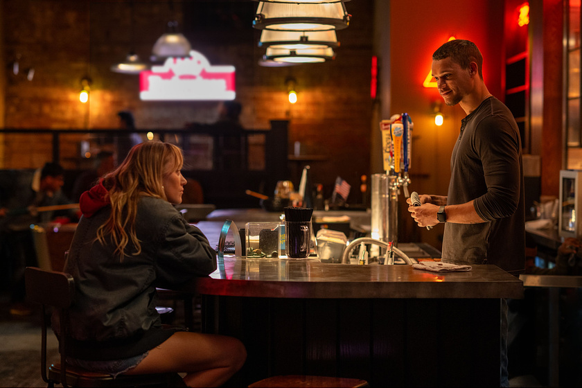 Maika Monroe y Tyriq Withers en no-te-olvidare