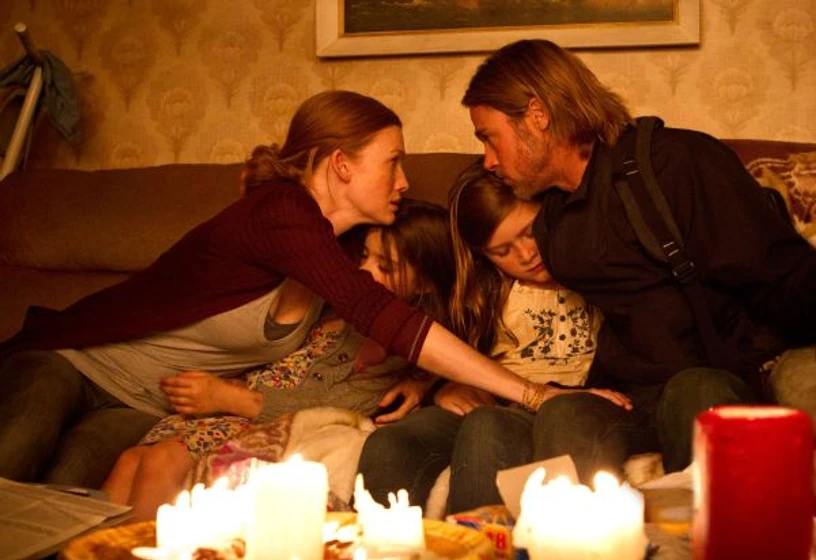 Brad Pitt y Mireille Enos en guerra-mundial-z