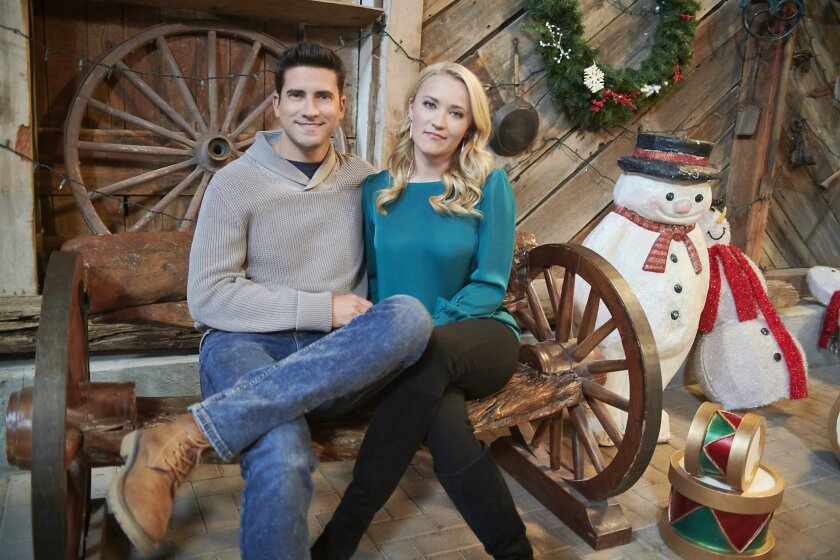 Emily Osment y Ryan Rottman en la-fiesta-de-navidad