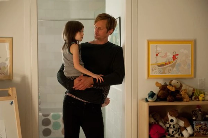 Alexander Skarsgård y Onata Aprile en que-hacemos-con-maisie