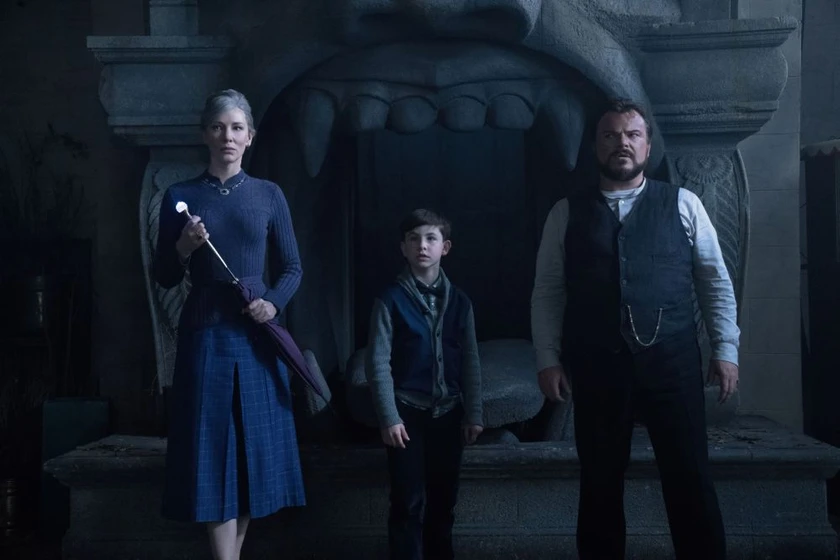 Jack Black, Cate Blanchett y Owen Vaccaro en la-casa-del-reloj-en-la-pared