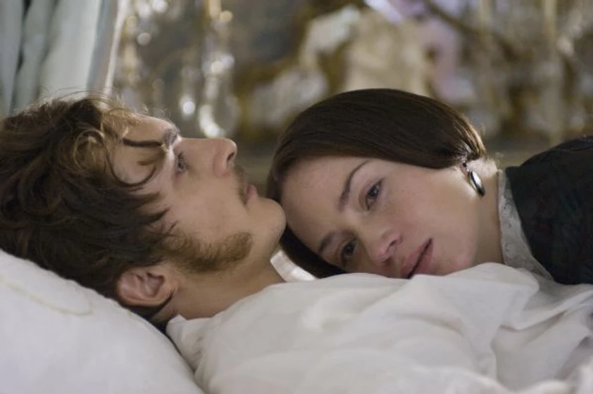 Rupert Friend y Emily Blunt en la-reina-victoria