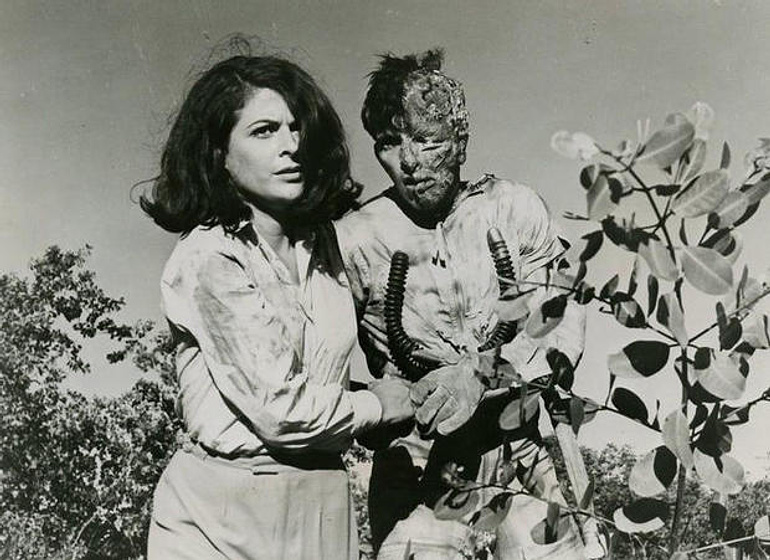 Nancy Marshall y Robert Reilly en Frankenstein Contra el Monstruo del Espacio