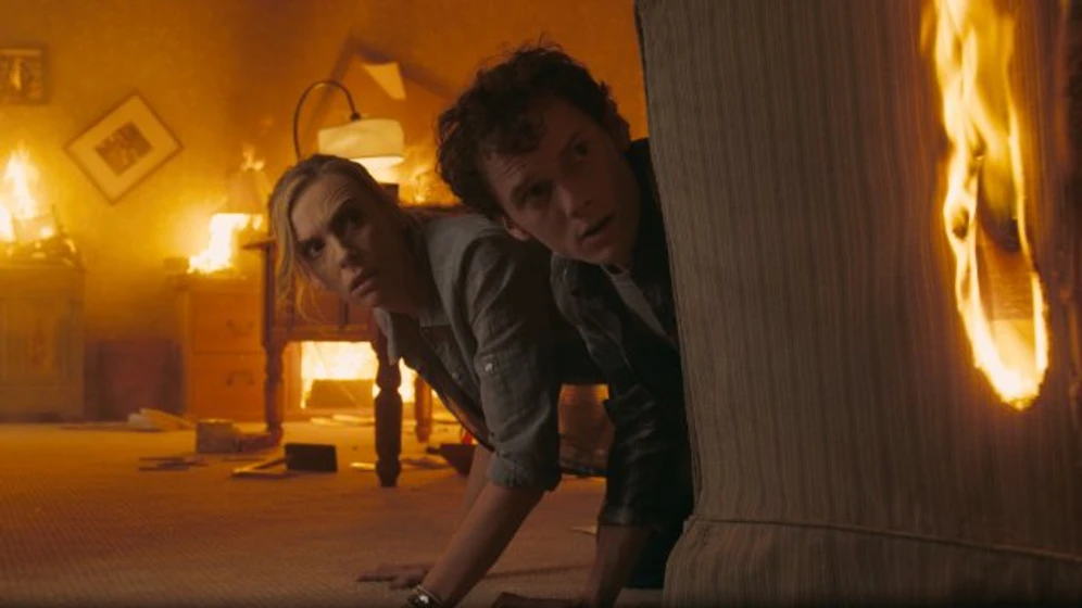 Toni Collette y Anton Yelchin en noche-de-miedo