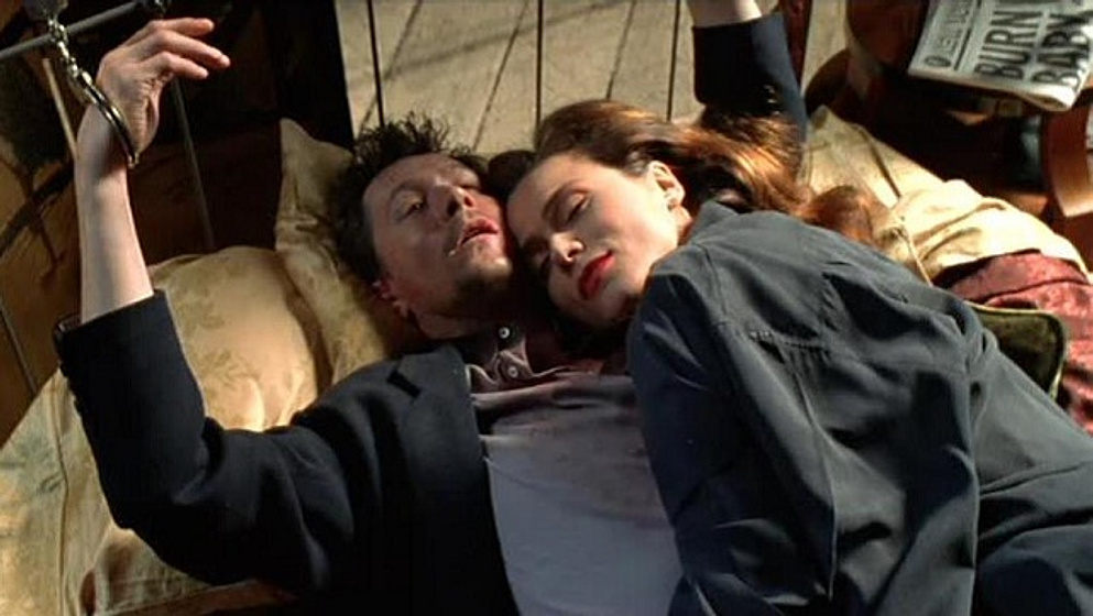 Gary Oldman y Lena Olin en Doble Juego (Romeo Is Bleeding)