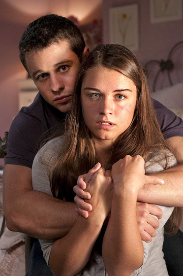 Rebecca Williams y Nick Thurston en Malas Compañías