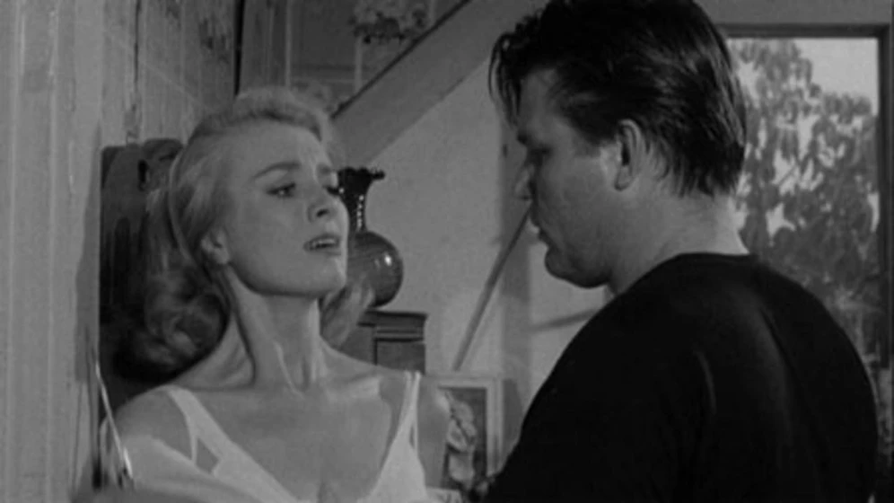 Neville Brand y Inger Stevens en cautivos-del-terror
