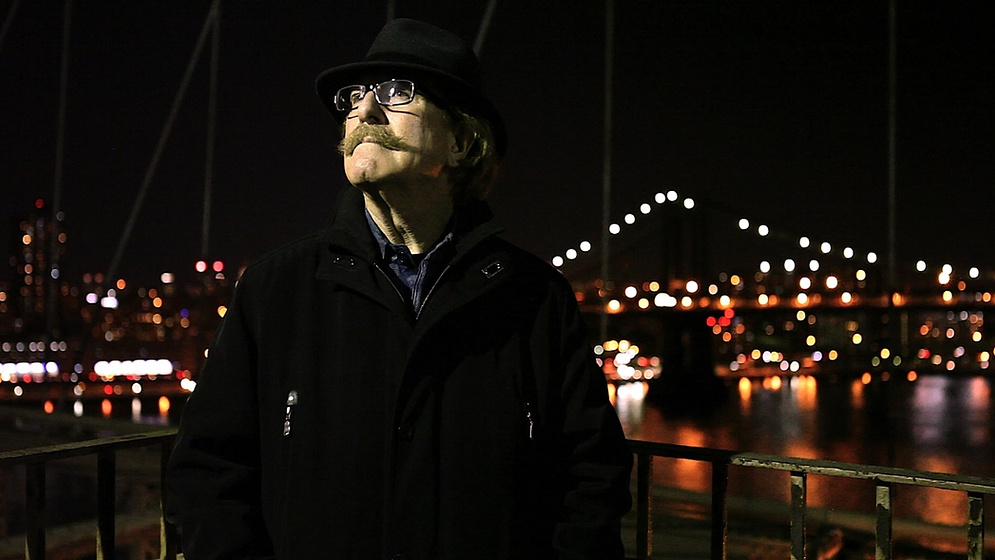 Juan Pinzás en New York Shadows (Sombras de Nueva York)