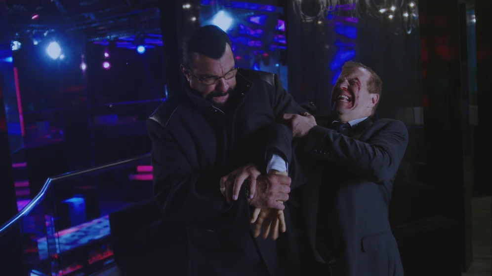 Steven Seagal en el-mercenario-absolucion