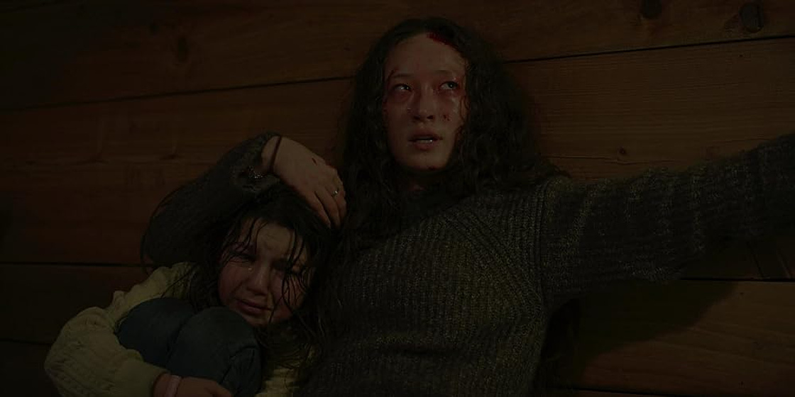 Havana Rose Liu y Mila Harris en en-la-tormenta